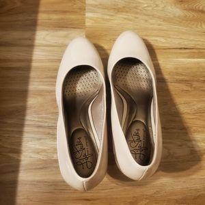 Life stride beige size 9 heels